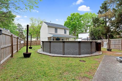 Cozy Retreat with Pool - Your Home Away from Home home in Raleigh, USA