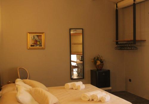 1 king bed, 1 twin bed