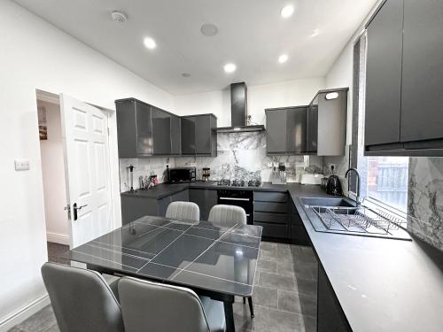 Large Home In Heart Of Bustling Levenshulme, Manchester (photo 2)
