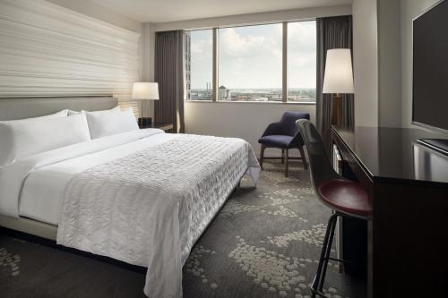Guest room, 1 King, City view image 2