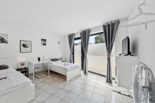 ANDRISS - Travel & Work - 5 BR - Kitchen - Parking