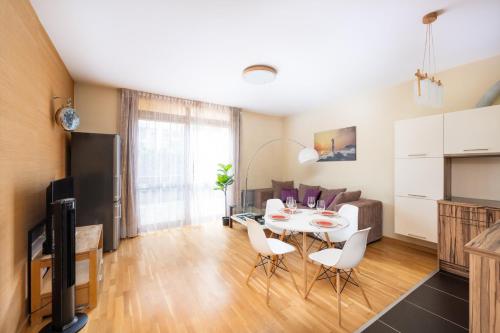 Spacious apartment in a park zone with the private terrace, Riga (photo 3)