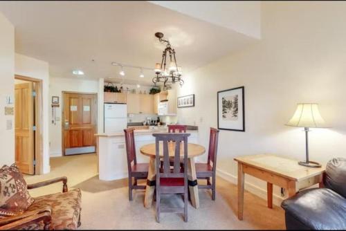 1 Bedroom Silvermill Rental In River Run Village Steps From The River Run Gondola in Dillon, USA