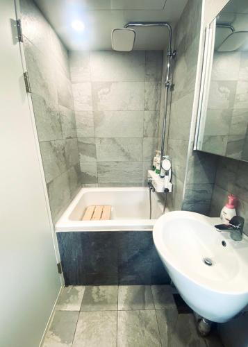 Bathroom, Kelly House in Jungsan