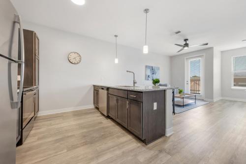 Bold 2216 I Stunning One Bedroom Modern Suite in Saint Peters, USA