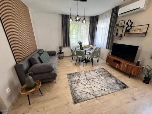 Maple Tree Budget Apartments