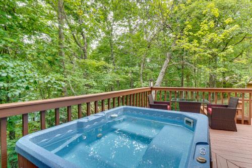 Cozy Gatlinburg Retreat with Private Hot Tub and Deck! in Gatlinburg, USA