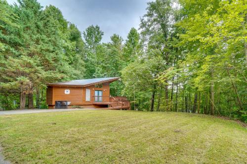 Cozy Gatlinburg Retreat with Private Hot Tub and Deck! in Gatlinburg, USA