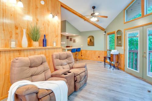 Cozy Gatlinburg Retreat with Private Hot Tub and Deck! in Gatlinburg, USA