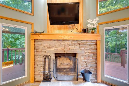 Cozy Gatlinburg Retreat with Private Hot Tub and Deck! in Gatlinburg, USA