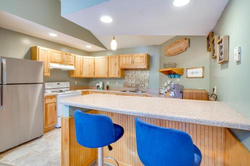 Cozy Gatlinburg Retreat with Private Hot Tub and Deck! in Gatlinburg, USA