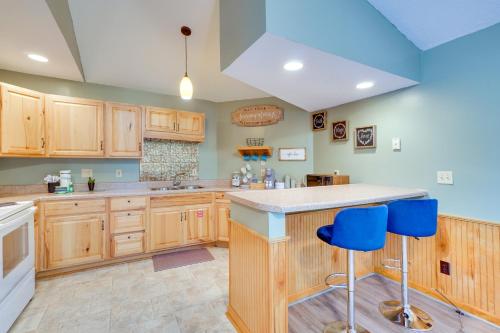 Cozy Gatlinburg Retreat with Private Hot Tub and Deck! in Gatlinburg, USA