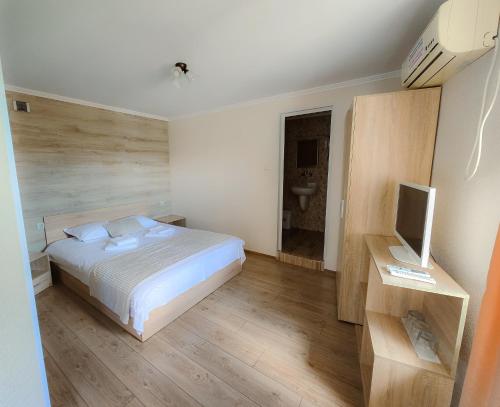 1 queen bed
