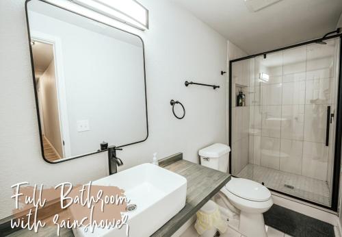 Spacious & Cozy 6br For 14- Lgbtq Friendly Nw38 in Oklahoma City, USA
