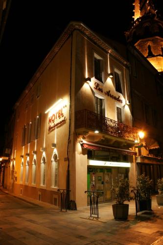 Hôtel Restaurant Les Arcades - Hotel - Limoux