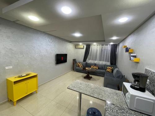 zonă comună salon/TV, Islane Appart Hotel in Al Mohammadi