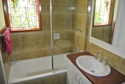 Rail Trail Cottage - BRIGHT