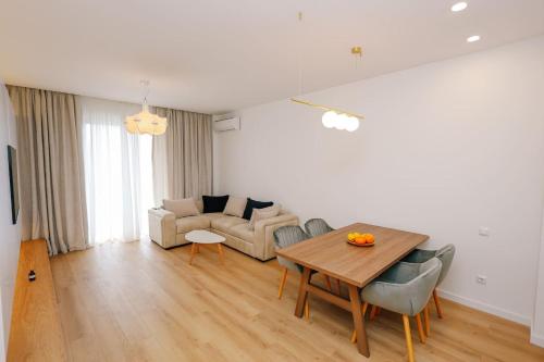 Prestige Living-Luxe 2BR near Lisi Lake