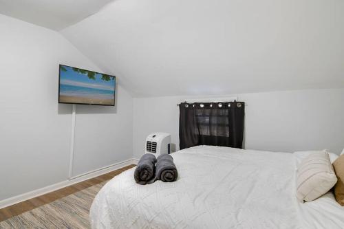 Amazing 3 Bedroom in Bloomfield! Steps to Downtown in Bloomfield, USA