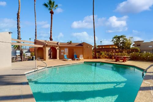 Fun in the Fountain Hills Sun in ฟาวเท่นฮิลล์