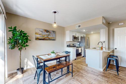 Fun in the Fountain Hills Sun in ฟาวเท่นฮิลล์