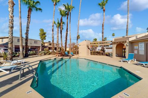 Fun in the Fountain Hills Sun in ฟาวเท่นฮิลล์