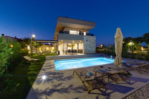 Villa Pieron&Bavigo with Pool, Jacuzzi and Sauna - by Istrabook - Location, gîte - Marčana
