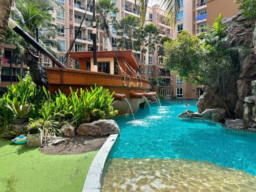 LUX CONDO with Waterpark and 5 min walk to BEACH