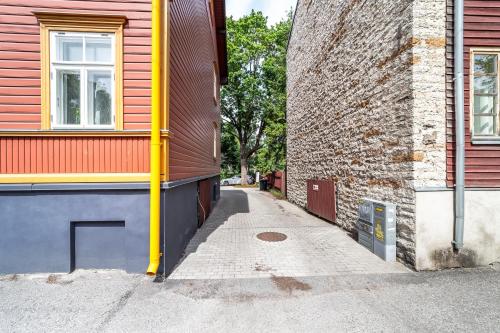 Exterior view, Peaceful studio with desk & free parking near city center in Veerenni