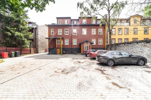 View, Peaceful studio with desk & free parking near city center in Veerenni
