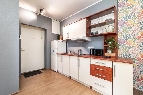 Peaceful studio with desk & free parking near city center in Veerenni