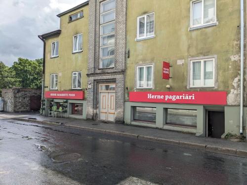 Restaurant, Peaceful studio with desk & free parking near city center in Veerenni