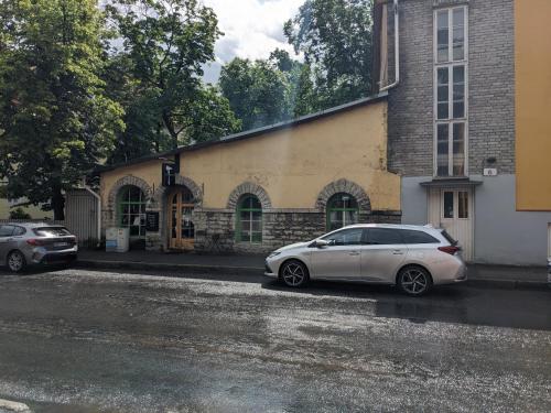 Restaurant, Peaceful studio with desk & free parking near city center in Veerenni
