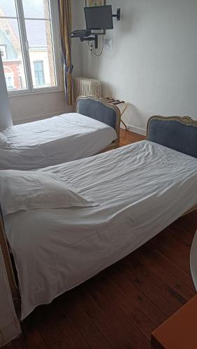 2 twin beds