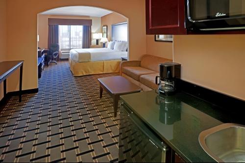 King Suite with Sofa Bed - Non Smoking image 4