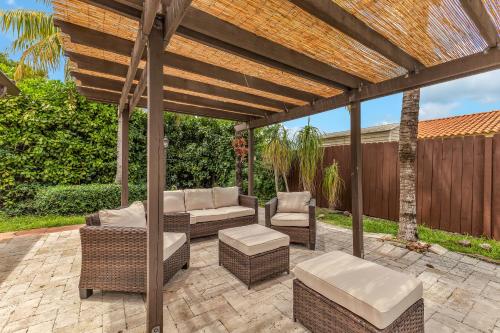 Tropical Oasis with Heated Pool and BBQ in Tamiami, USA