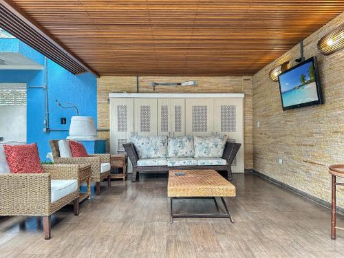 ห้องส่วนกลางสำหรับนั่งเล่น/ดูทีวี, 1 Suíte AC 50m da Praia Piscina Churasqueira (1 Suite AC 50m da Praia Piscina Churasqueira) in ตอร์ตูกา