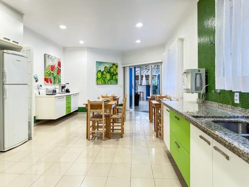 ห้องครัว, 1 Suíte AC 50m da Praia Piscina Churasqueira (1 Suite AC 50m da Praia Piscina Churasqueira) in ตอร์ตูกา