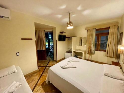 Triple Room with Balcony and Sea View image 2