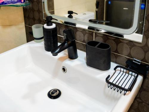 Stilvolle Altbauwohnung gegenüber vom Marriott mit 2 Balkone Klimaanlage Smart-TV - image 8