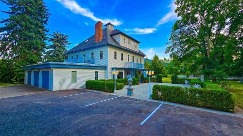 . Gardenview Estate Bed and Breakfast