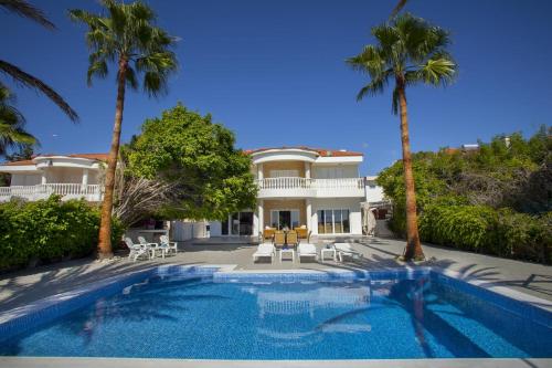 Luxury Villa With Special Sea Views – khách sạn tại Meneou