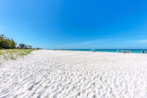 Absolute Paradise Ami-Private Beach Access-Water Views From Every Window-Heated Pool- Walk To 14 Restaurants in Bradenton Beach, USA