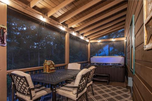 The Cabin Kingdom with Hottub in Blairsville, Vereinigte Staaten von Amerika