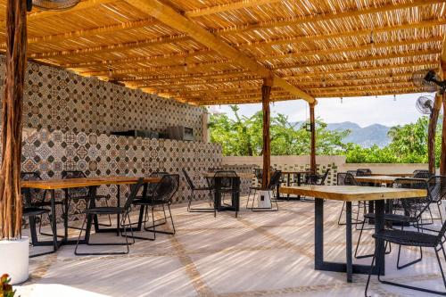 Acapulco Retreat with Bay Views & Amenities - image 3