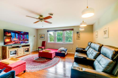 Walkable Main Street Retreat! Apt in Clarence in 克拉倫斯