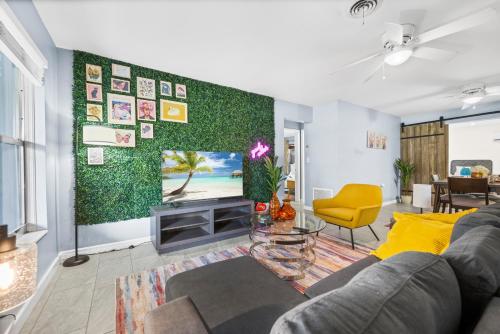 3BR Mini Oasis - Pool, Game Lounge and Near Beaches in Fort Lauderdale, USA