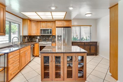 Huntington Beach Home Fire Pit, Grill and More! in Goldenwest