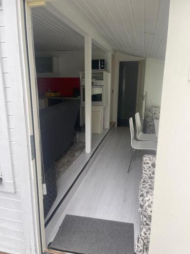 Cozy Guesthouse with Terrace, BBQ & Lake Access, Stockholm (photo 8)