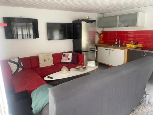 Cozy Guesthouse with Terrace, BBQ & Lake Access, Stockholm (photo 3)
